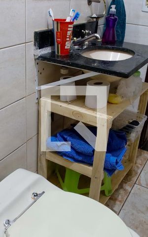 Casa à venda com 185m², 4 quartos e 2 vagas Casa à venda com 185m², 4 quartos e 2 vagasBanheiro