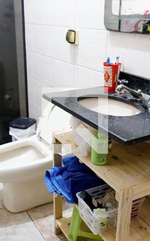 Casa à venda com 185m², 4 quartos e 2 vagas Casa à venda com 185m², 4 quartos e 2 vagasBanheiro