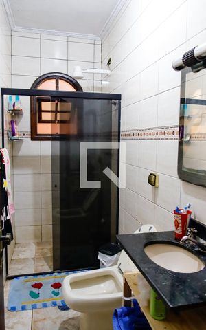 Casa à venda com 185m², 4 quartos e 2 vagas Casa à venda com 185m², 4 quartos e 2 vagasBanheiro