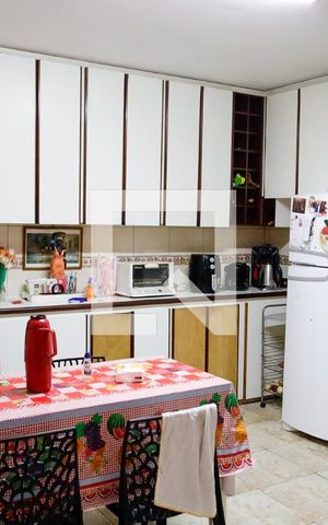 Casa à venda com 185m², 4 quartos e 2 vagas Casa à venda com 185m², 4 quartos e 2 vagasCozinha
