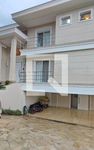 Casa de condomínio à venda com 540m², 3 quartos e 3 vagas Casa de condomínio à venda com 540m², 3 quartos e 3 vagasFachada