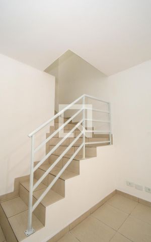 Casa de condomínio para alugar com 126m², 2 quartos e 1 vagaEscada