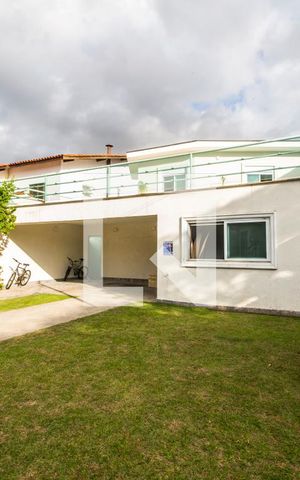 Casa de condomínio à venda com 258m², 4 quartos e 6 vagas Casa de condomínio à venda com 258m², 4 quartos e 6 vagasVista da Rua