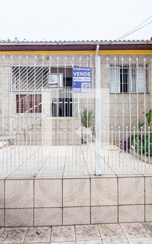 Casa à venda com 100m², 2 quartos e 4 vagas Casa à venda com 100m², 2 quartos e 4 vagasFachada