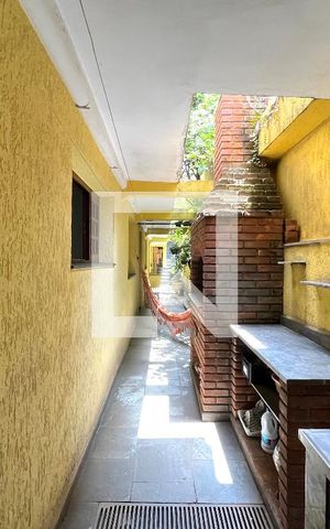 Casa à venda com 220m², 4 quartos e 2 vagas Casa à venda com 220m², 4 quartos e 2 vagasÁrea externa