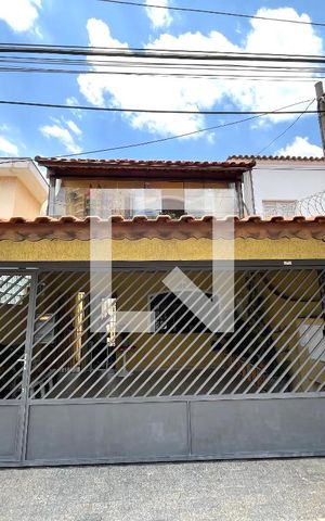 Casa à venda com 220m², 4 quartos e 2 vagas Casa à venda com 220m², 4 quartos e 2 vagasFachada