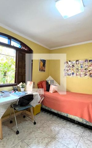 Casa à venda com 220m², 4 quartos e 2 vagas Casa à venda com 220m², 4 quartos e 2 vagasQuarto de Serviço