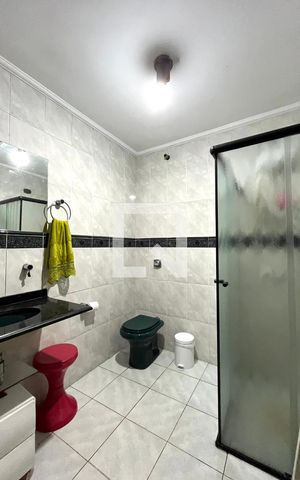 Casa à venda com 220m², 4 quartos e 2 vagas Casa à venda com 220m², 4 quartos e 2 vagasBanheiro