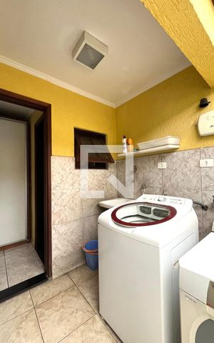 Casa à venda com 220m², 4 quartos e 2 vagas Casa à venda com 220m², 4 quartos e 2 vagasÁrea de Serviço