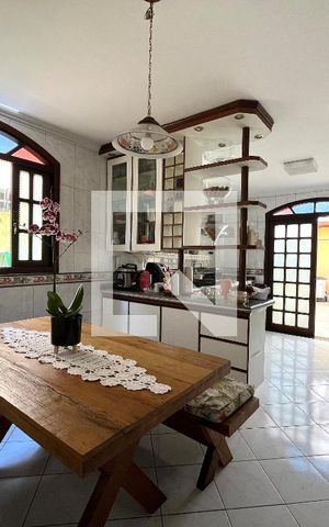 Casa à venda com 220m², 4 quartos e 2 vagas Casa à venda com 220m², 4 quartos e 2 vagasCopa