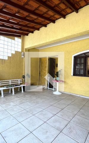 Casa à venda com 220m², 4 quartos e 2 vagas Casa à venda com 220m², 4 quartos e 2 vagasGaragem