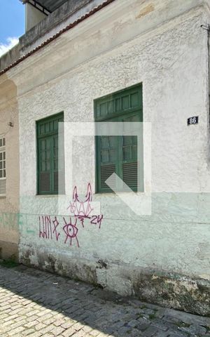 Casa à venda com 220m², 3 quartos e sem vaga Casa à venda com 220m², 3 quartos e sem vagaFachada