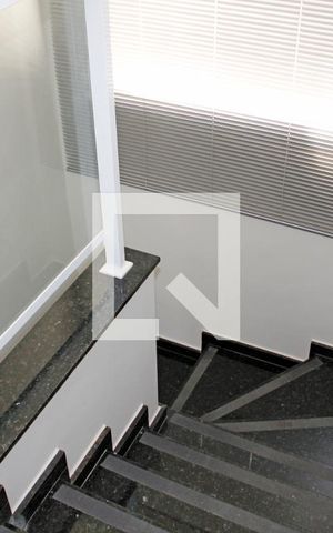 Casa de condomínio para alugar com 112m², 3 quartos e 3 vagasEscada