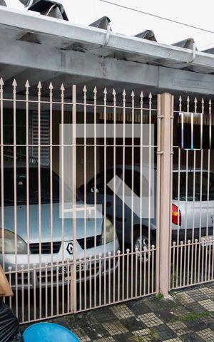 Casa à venda com 171m², 2 quartos e 2 vagas Casa à venda com 171m², 2 quartos e 2 vagasFachada
