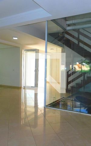 Casa de condomínio para alugar com 400m², 3 quartos e 4 vagasSala