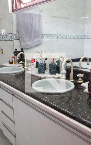 Casa de condomínio para alugar com 296m², 3 quartos e 2 vagasBanheiro