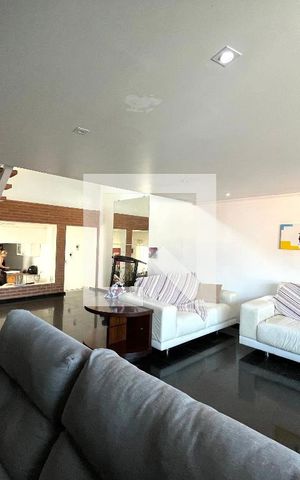 Casa à venda com 300m², 5 quartos e 3 vagas Casa à venda com 300m², 5 quartos e 3 vagasSala