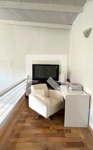 Casa à venda com 300m², 5 quartos e 3 vagas Casa à venda com 300m², 5 quartos e 3 vagasSala de TV