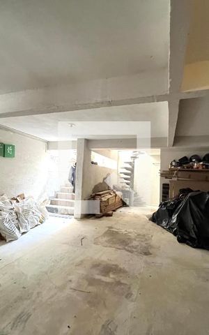 Casa à venda com 300m², 5 quartos e 3 vagas Casa à venda com 300m², 5 quartos e 3 vagasGaragem