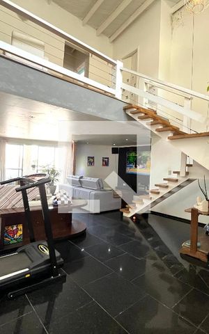 Casa à venda com 300m², 5 quartos e 3 vagas Casa à venda com 300m², 5 quartos e 3 vagasSala