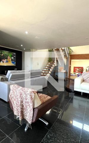 Casa à venda com 300m², 5 quartos e 3 vagas Casa à venda com 300m², 5 quartos e 3 vagasSala