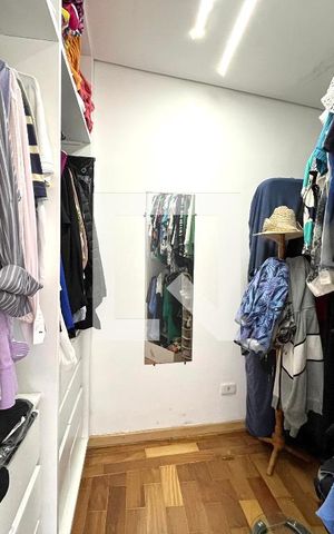 Casa à venda com 300m², 5 quartos e 3 vagas Casa à venda com 300m², 5 quartos e 3 vagasCloset da suíte