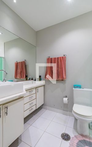 Apartamento à venda com 242m², 3 quartos e 3 vagas Apartamento à venda com 242m², 3 quartos e 3 vagasBanheiro Social