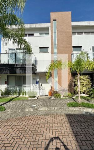 Casa de condomínio à venda com 260m², 5 quartos e 2 vagas Casa de condomínio à venda com 260m², 5 quartos e 2 vagasFachada