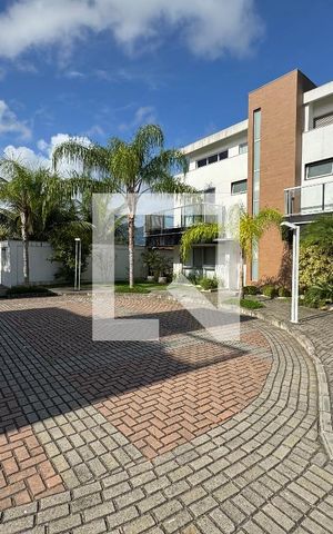Casa de condomínio à venda com 260m², 5 quartos e 2 vagas Casa de condomínio à venda com 260m², 5 quartos e 2 vagasFachada