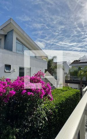 Casa de condomínio à venda com 260m², 5 quartos e 2 vagas Casa de condomínio à venda com 260m², 5 quartos e 2 vagasSuíte 3 - Varanda