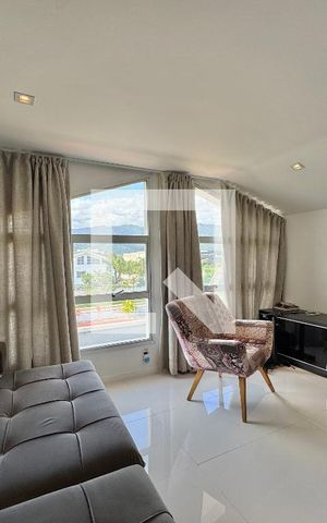 Casa de condomínio à venda com 260m², 5 quartos e 2 vagas Casa de condomínio à venda com 260m², 5 quartos e 2 vagasSala de TV