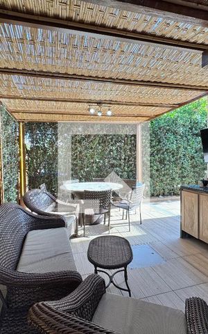 Casa de condomínio à venda com 260m², 5 quartos e 2 vagas Casa de condomínio à venda com 260m², 5 quartos e 2 vagasÁrea externa