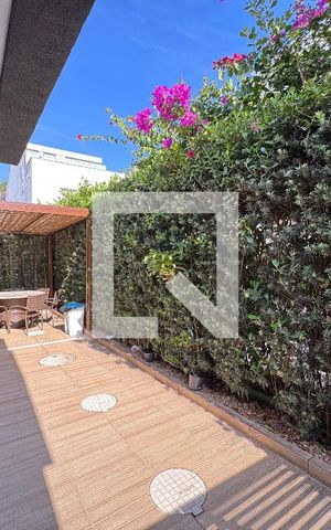 Casa de condomínio à venda com 260m², 5 quartos e 2 vagas Casa de condomínio à venda com 260m², 5 quartos e 2 vagasÁrea externa
