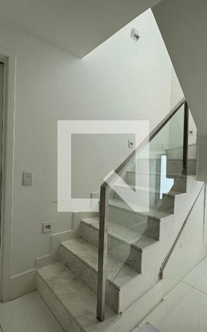 Casa de condomínio à venda com 260m², 5 quartos e 2 vagas Casa de condomínio à venda com 260m², 5 quartos e 2 vagasSala - Escada