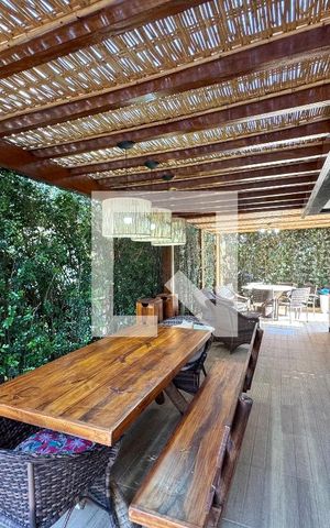 Casa de condomínio à venda com 260m², 5 quartos e 2 vagas Casa de condomínio à venda com 260m², 5 quartos e 2 vagasÁrea externa