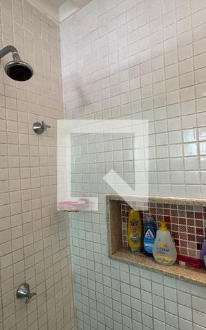 Casa de condomínio à venda com 260m², 5 quartos e 2 vagas Casa de condomínio à venda com 260m², 5 quartos e 2 vagasSuíte 4 - Banheiro