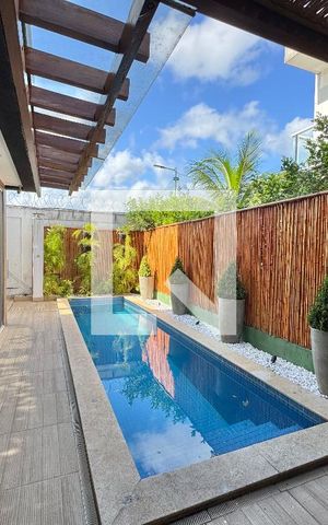 Casa de condomínio à venda com 260m², 5 quartos e 2 vagas Casa de condomínio à venda com 260m², 5 quartos e 2 vagasÁrea externa