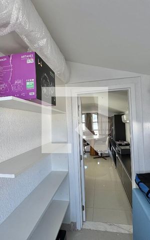 Casa de condomínio à venda com 260m², 5 quartos e 2 vagas Casa de condomínio à venda com 260m², 5 quartos e 2 vagasCompartimento guarda malas