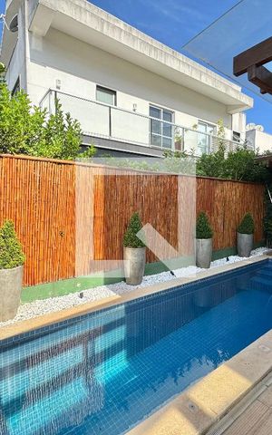 Casa de condomínio à venda com 260m², 5 quartos e 2 vagas Casa de condomínio à venda com 260m², 5 quartos e 2 vagasÁrea externa