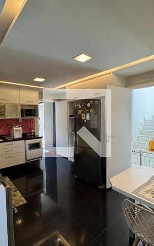 Casa de condomínio à venda com 260m², 5 quartos e 2 vagas Casa de condomínio à venda com 260m², 5 quartos e 2 vagasCozinha