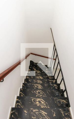 Casa para alugar com 300m², 3 quartos e 1 vaga Casa para alugar com 300m², 3 quartos e 1 vagaEscada