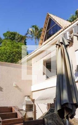 Casa de condomínio à venda com 220m², 4 quartos e 2 vagas