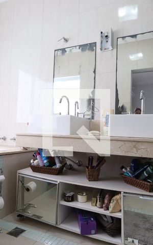 Casa para alugar com 260m², 3 quartos e 6 vagasBanheiro da Suíte Master