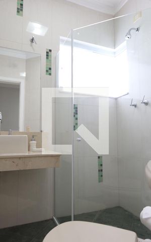 Casa para alugar com 260m², 3 quartos e 6 vagasBanheiro da Suíte 2
