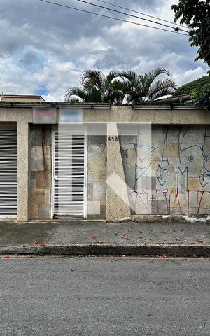 Casa à venda com 240m², 3 quartos e 4 vagas Casa à venda com 240m², 3 quartos e 4 vagasFachada