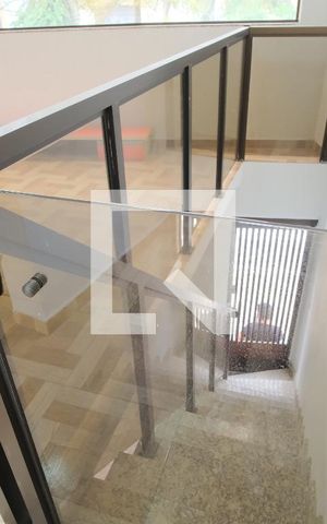 Casa à venda com 120m², 2 quartos e 2 vagasEscada