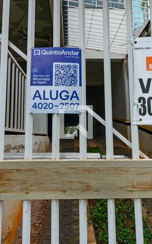 Apartamento para alugar com 100m², 3 quartos e 2 vagas Apartamento para alugar com 100m², 3 quartos e 2 vagasPlaca de aluga instalada no portão da garagem do prédio (XHAW-119)