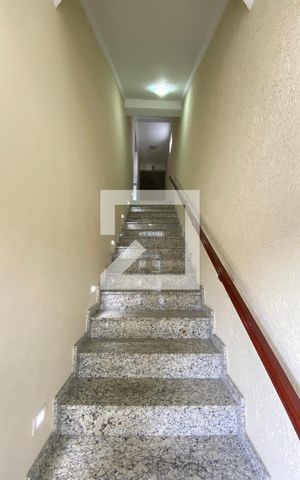 Casa à venda com 200m², 2 quartos e 5 vagas Casa à venda com 200m², 2 quartos e 5 vagasEscada Entrada