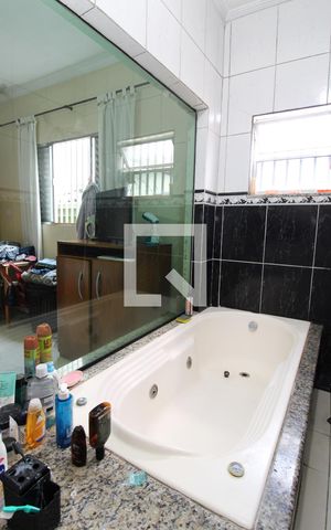 Casa à venda com 200m², 2 quartos e 5 vagasBanheiro da Suíte 2