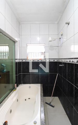 Casa à venda com 200m², 2 quartos e 5 vagasBanheiro da Suíte 2
